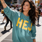 Woman wearing HEJ Sweatshirt with Yellow Handwritten font. Danish Hello Crewneck, Scandinavian Graphic Hygge Sweatshirt, Hyggelig Nordic Minimalist Pullover

Original design and copyright by first row LA 2026
